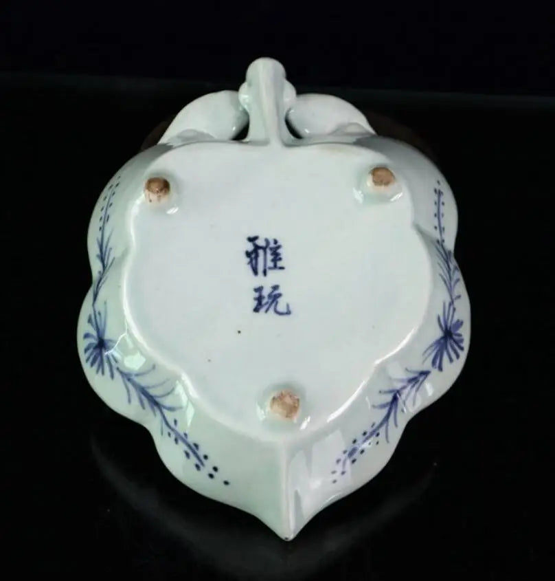 China Blue and white ceramic Leaves Pen wash crafts statue