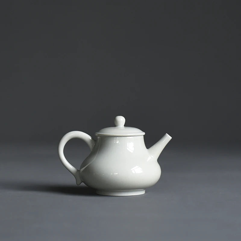 Foam at the beginning of the ceramic teapot antique green glaze is the teapot tea pot pear-shaped teapot green glaze
