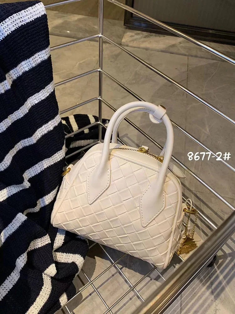 Handmade woven bag 2024 new portable crossbody bag, versatile for commuting, retro shoulder bag trend