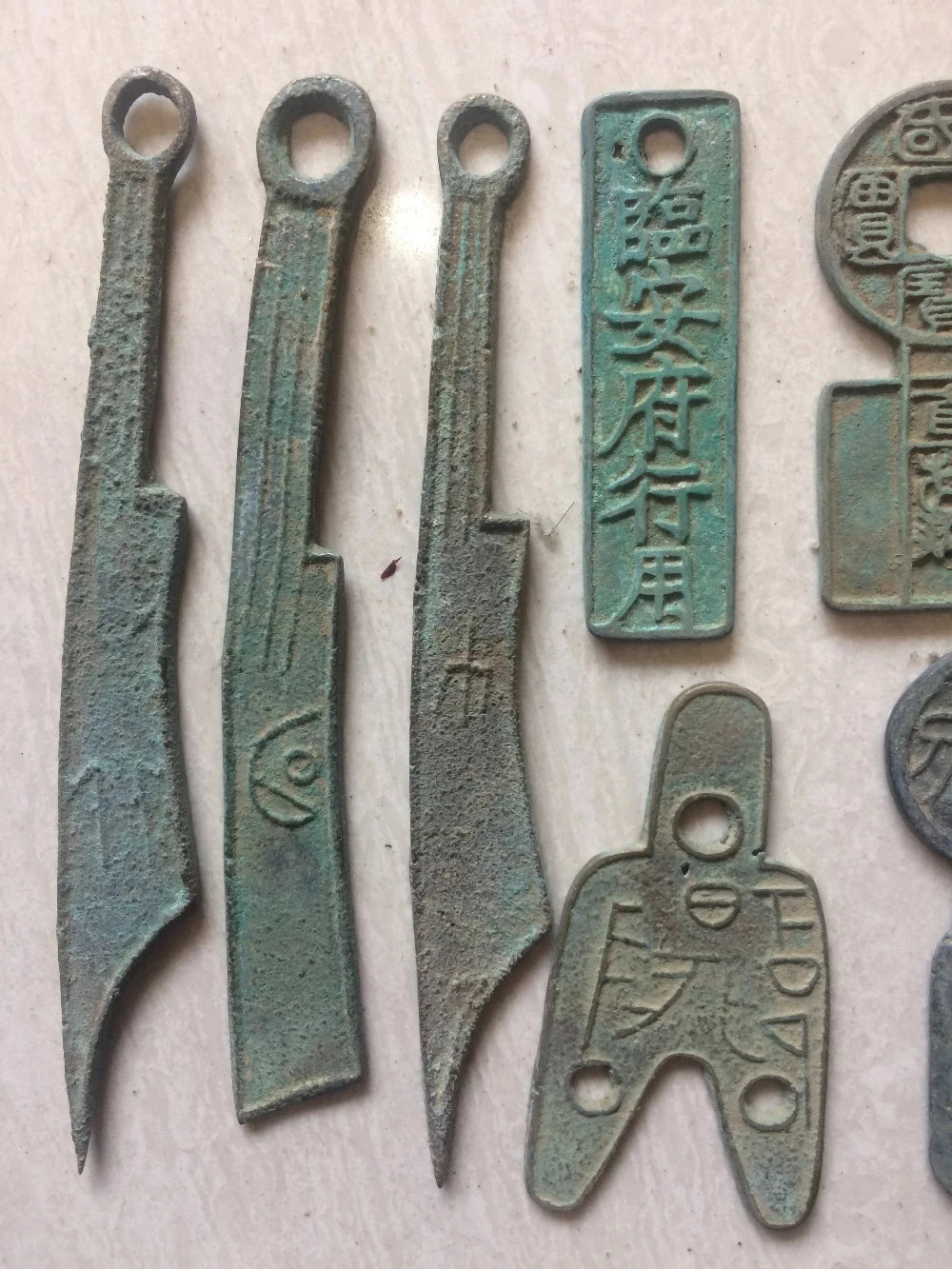 Randomly send Old China Bronze fengshui Collect ancient knife-shaped coin Money Coins metal crafts