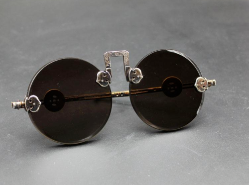 Old Chinese Round mirror handmade work Sunglasses statue