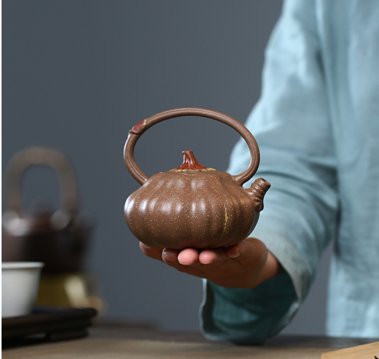 Chinese Yixing Zisha Clay Handmade Exquisite Teapot (荸荠提梁 底款:史庆红)