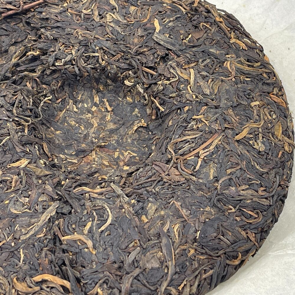 Pu 'er tea, 2011, healthy and aspiring to early spring tea, 357 grams of healthy early spring tea, raw.