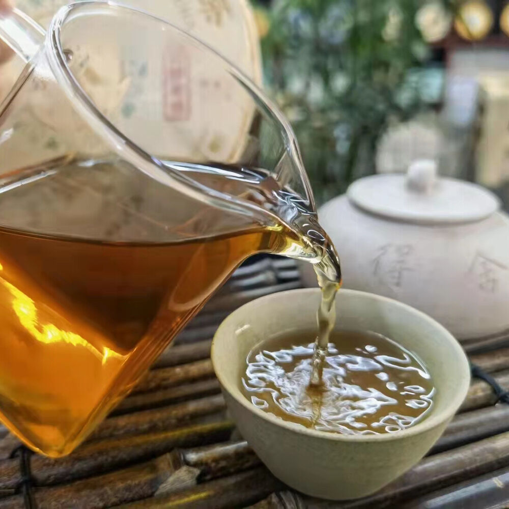 357g Yunnan Aged Pu-erh Raw Tea Cake 2002 Hundred Year Old Tree Raw Puerh Tea