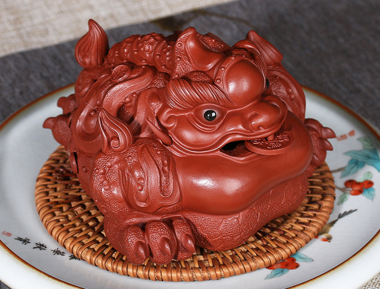 Yixing purple sand tea pet overlord cattle toad three legged Golden Toad ornamen