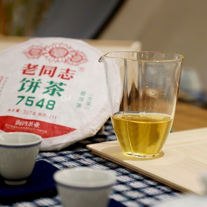 2021 Haiwan Batch 211 Old Comrade 7548 Pu-erh Tea Cake Sheng Puer Pu'er tee 357g