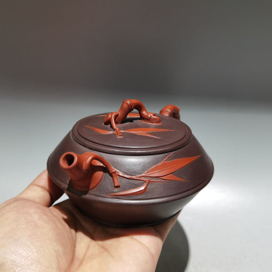 Chinese Yixing Zisha Clay Handmade Exquisite Teapot(双色扁竹叶壶 底款:顾景舟)