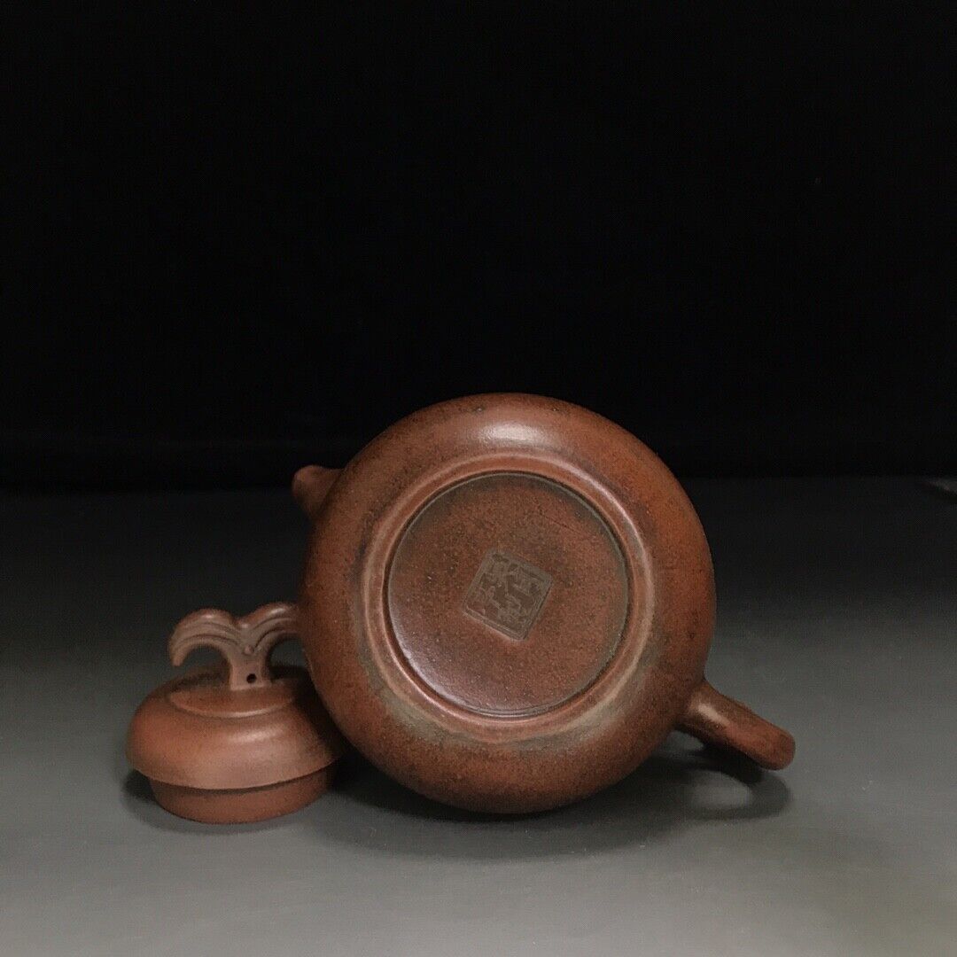 Chinese Yixing Zisha Clay Handmade Exquisite Teapot (有余(鱼) 底款:吴月亭))