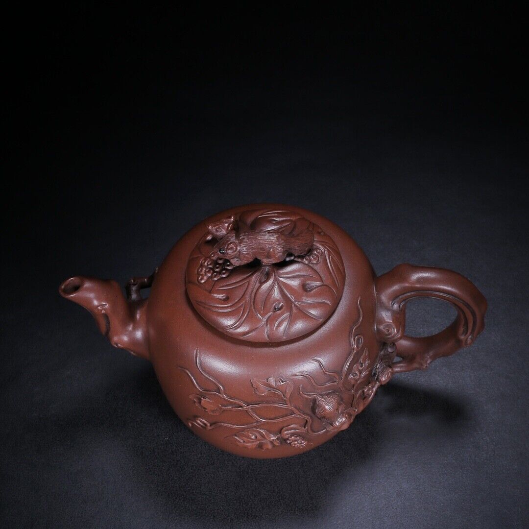 Chinese Yixing Zisha Clay Handmade Exquisite Teapot(松鼠葡萄 底款:金鼎商标)