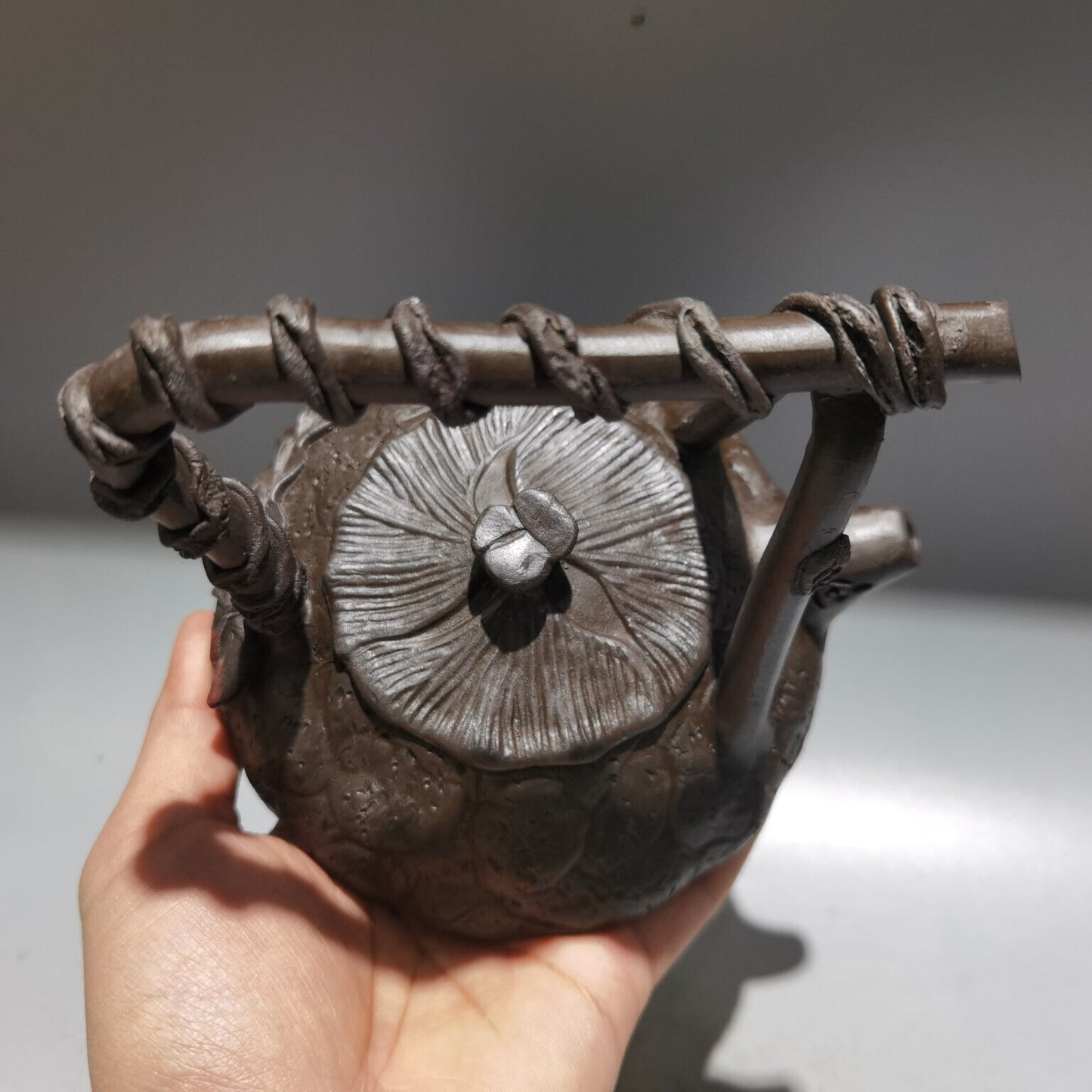 Chinese Yixing Zisha Clay Handmade Exquisite Teapot (藤把提梁壶 低款:供春 )
