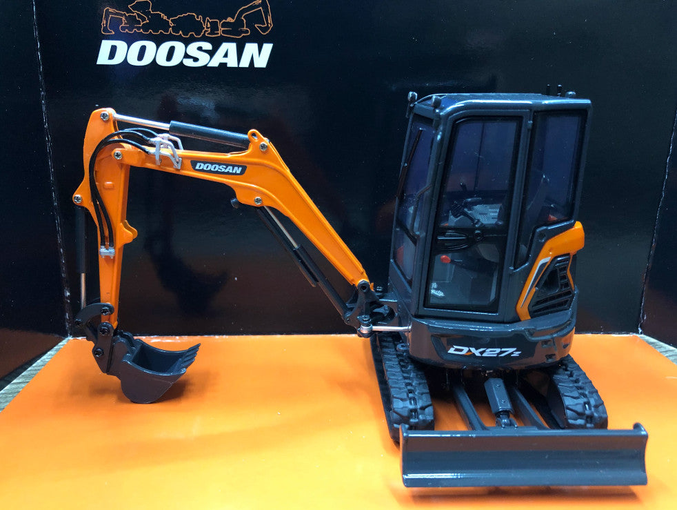 1:25 DOOSAN DX27Z Crawler Excavator Equipment Contruction Machine Diecast Model