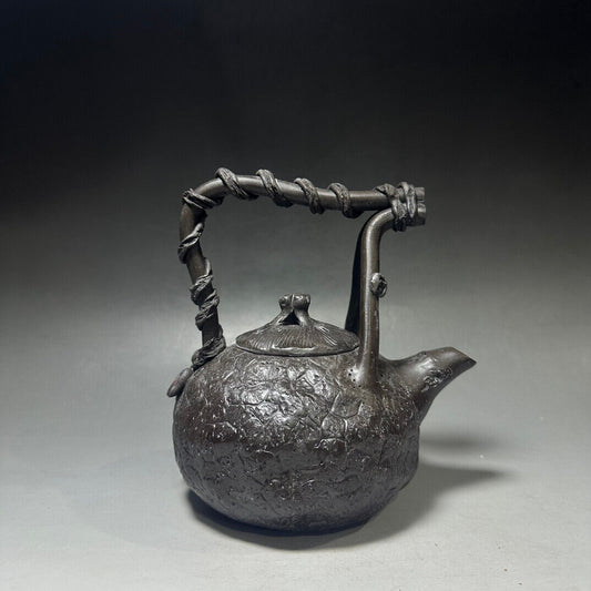 Chinese Yixing Zisha Clay Handmade Exquisite Teapot (供春提梁壶 底款:供春)