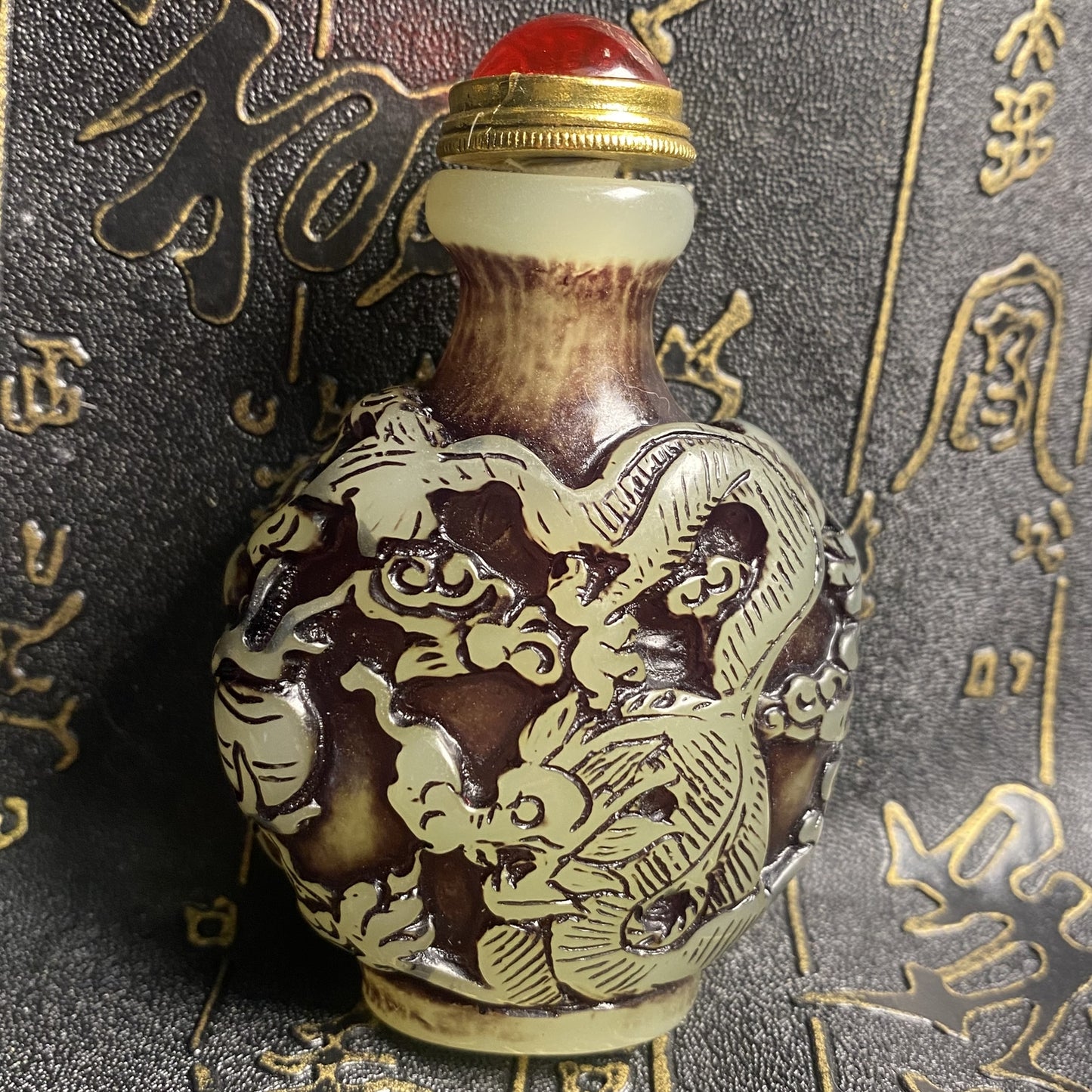 Ancient Chinese beautifully carved dragon and phoenix luminous snuff bottle