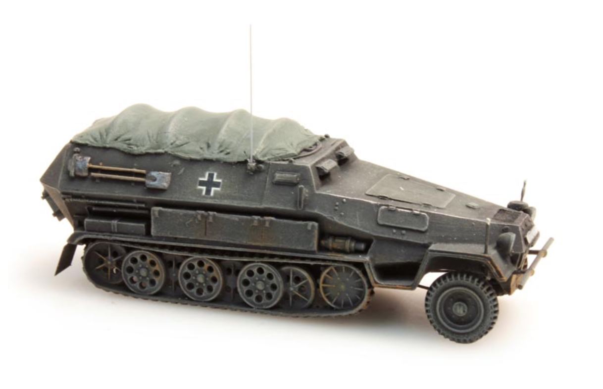 ARTITEC WWII GERMAN Sd.Kfz. 251/8B with tarpaulin gray 1/87 FINISHED MODEL TANK