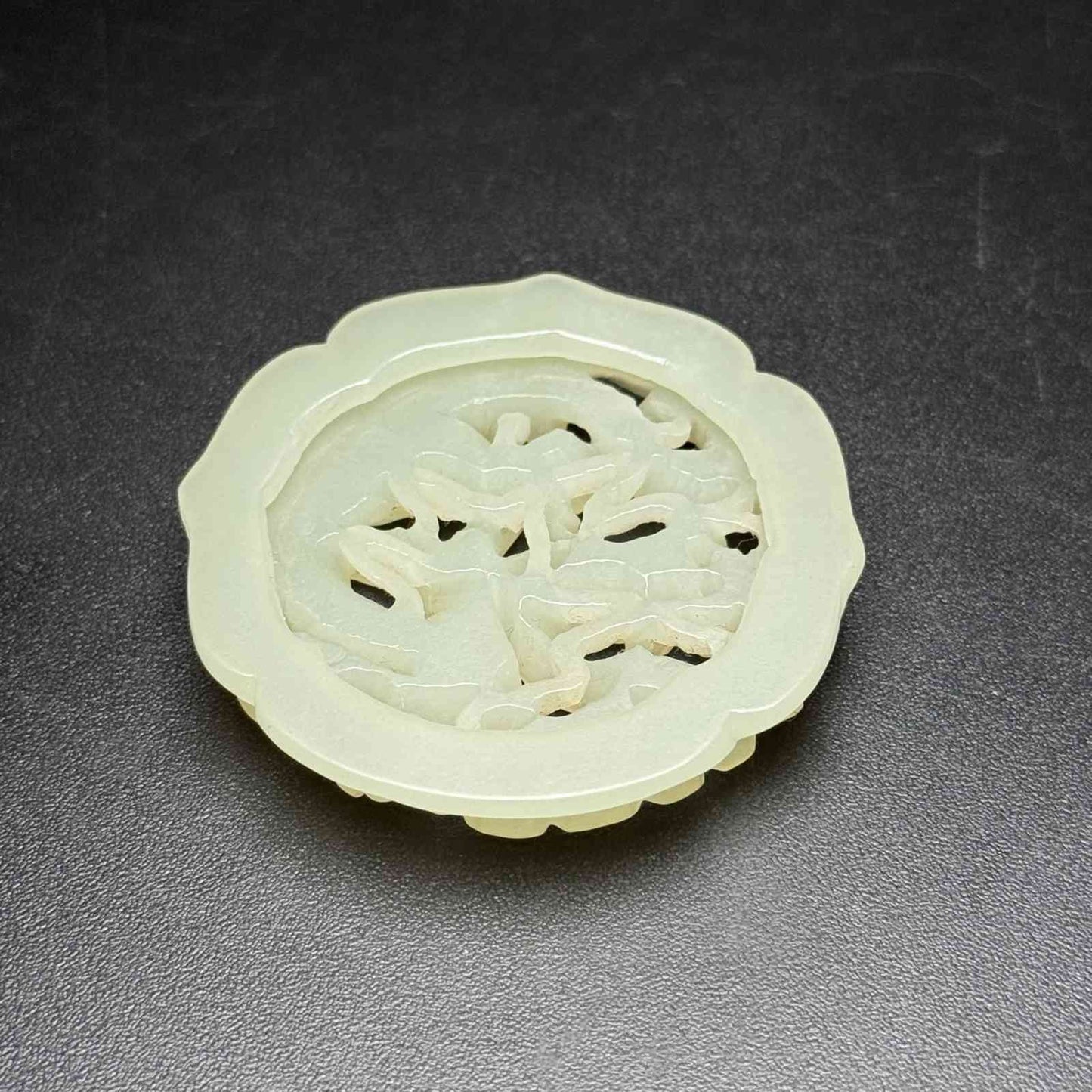 Chinese Natural Hetian Jade Hand-carved Exquisite Dragon Pendant 31223
