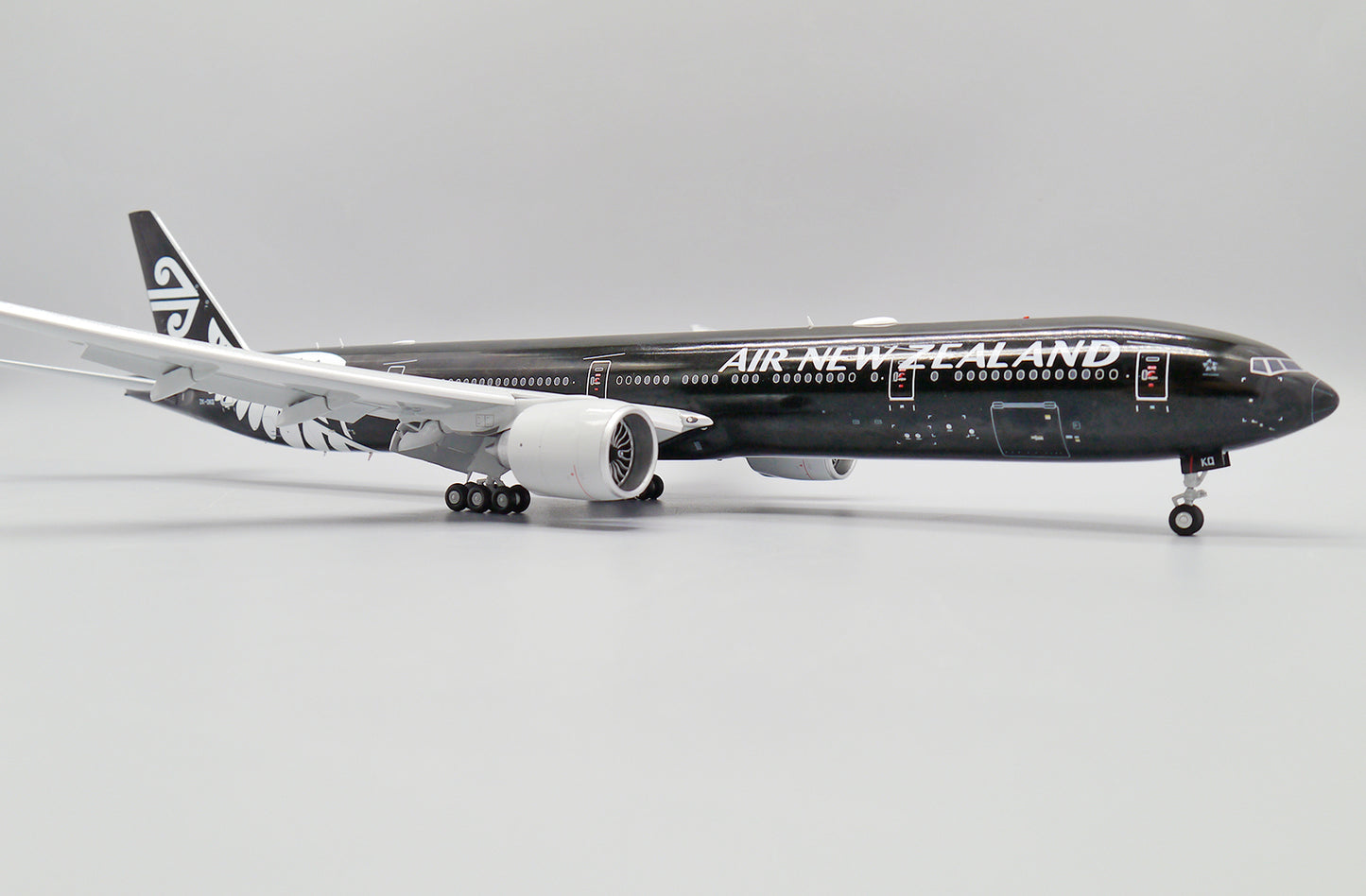 1:200 JC Wings Air New Zealand Boeing 777-300ER Passenger Airplane Diecast Model