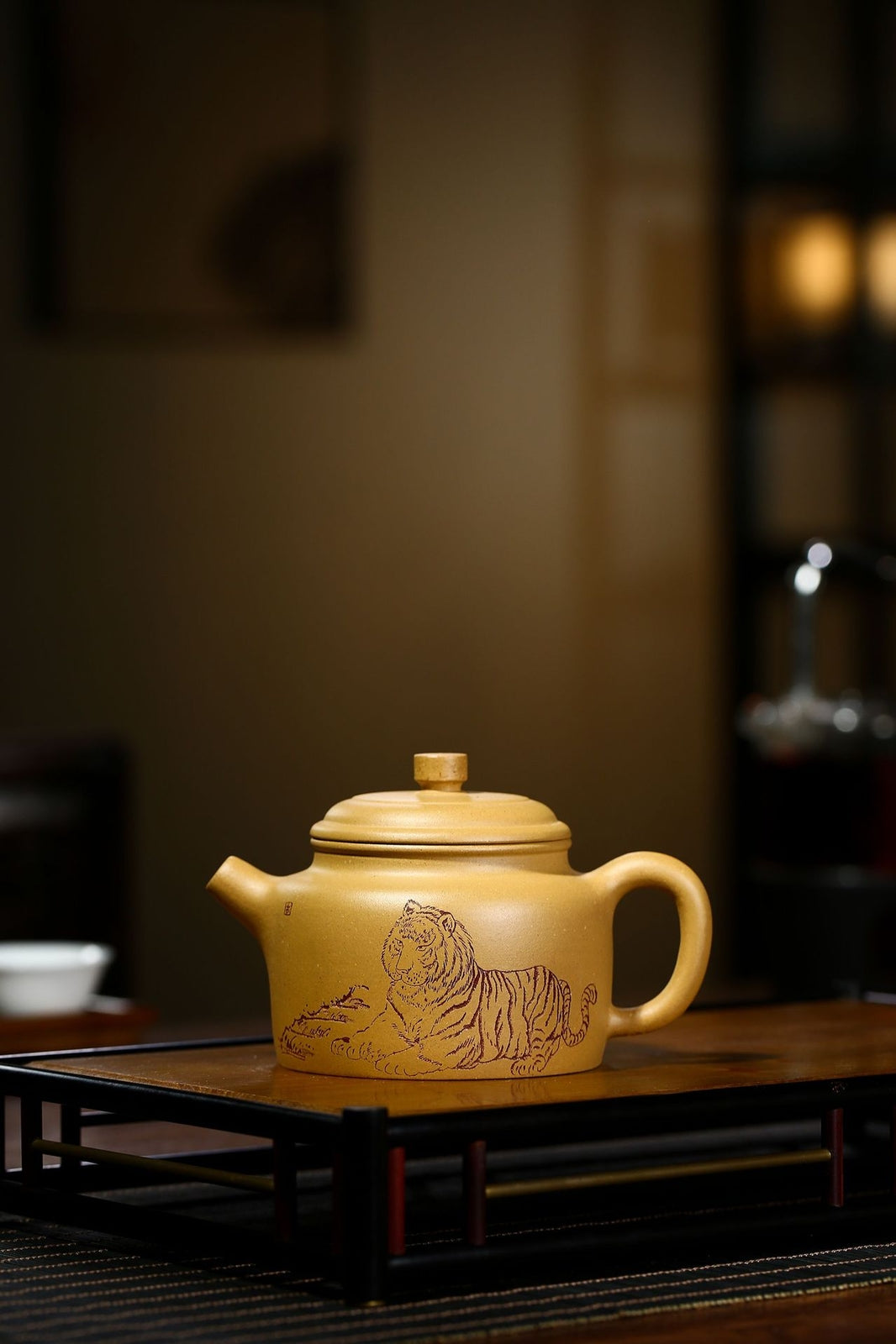 China Yixing Zisha Pottery Gold Section Clay Handmade 300cc Tiger Teapot 威震八方德鈡