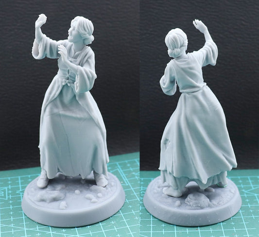 1/24 resin figures model A Scared Woman Unassembled Unpainted