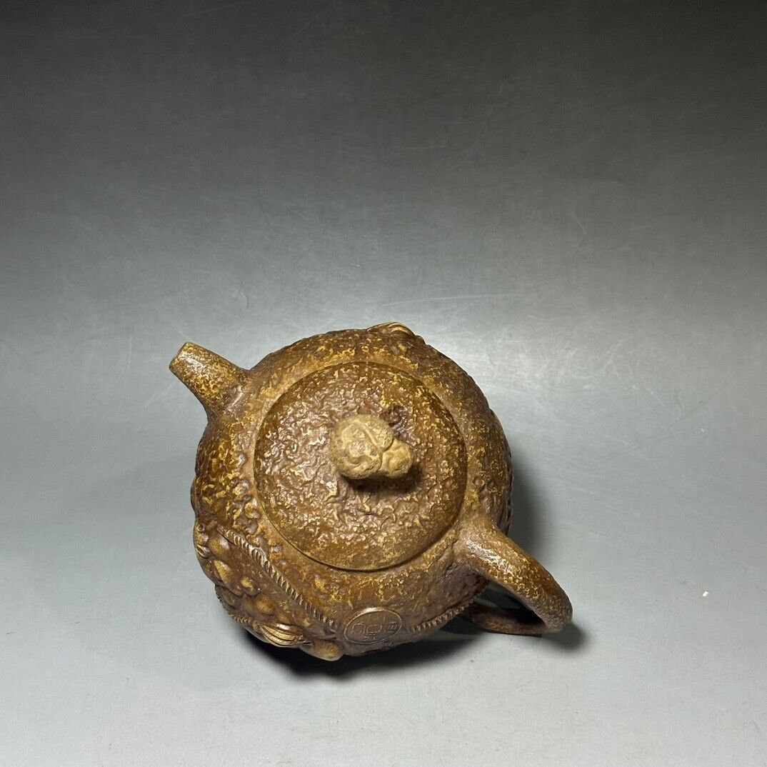Chinese Yixing Zisha Clay Handmade Exquisite Teapot (金蟾壶 底款:蒋蓉)