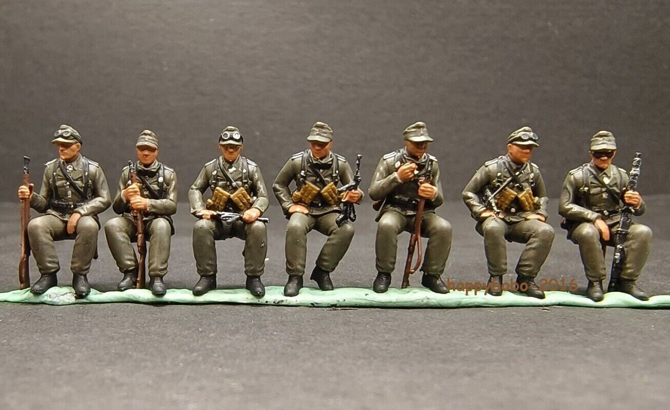 1/72 WWII German Truck Troop Carrier Tank Mounted Ride Pose 7-persons Model