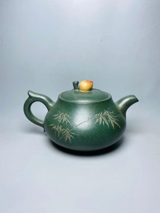 Chinese Yixing Zisha Clay Handmade Exquisite Teapot (桂林 底款:金鼎商标)