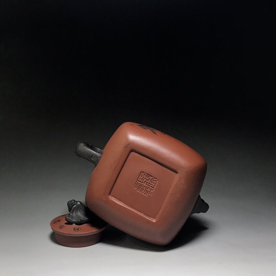 Chinese Yixing Zisha Clay Handmade Exquisite Teapot (厚德载福 底款:顾景舟)