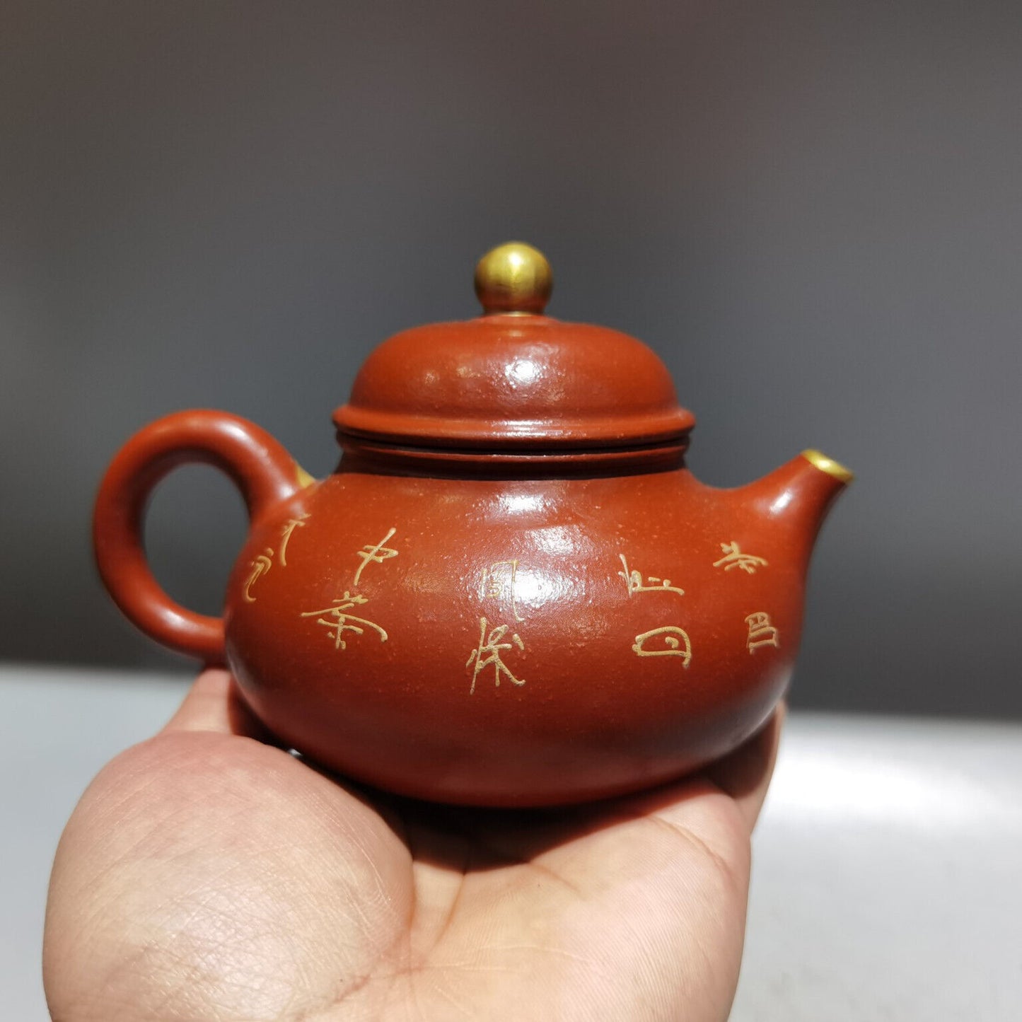 Chinese Yixing Zisha Clay Handmade Exquisite Teapot (描金容天壶 底款:顾景舟)
