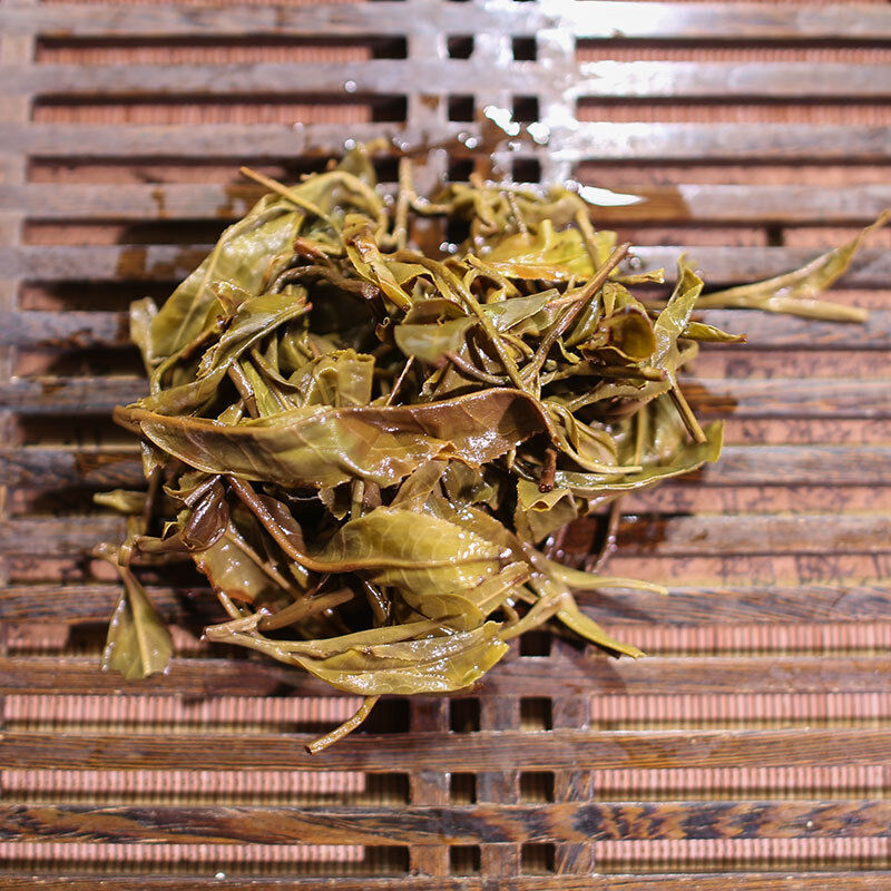 Yunnan Menghai Pu'er Tea Sleeping Deer Mountain 357g Green Old Tree Raw Tea Cake