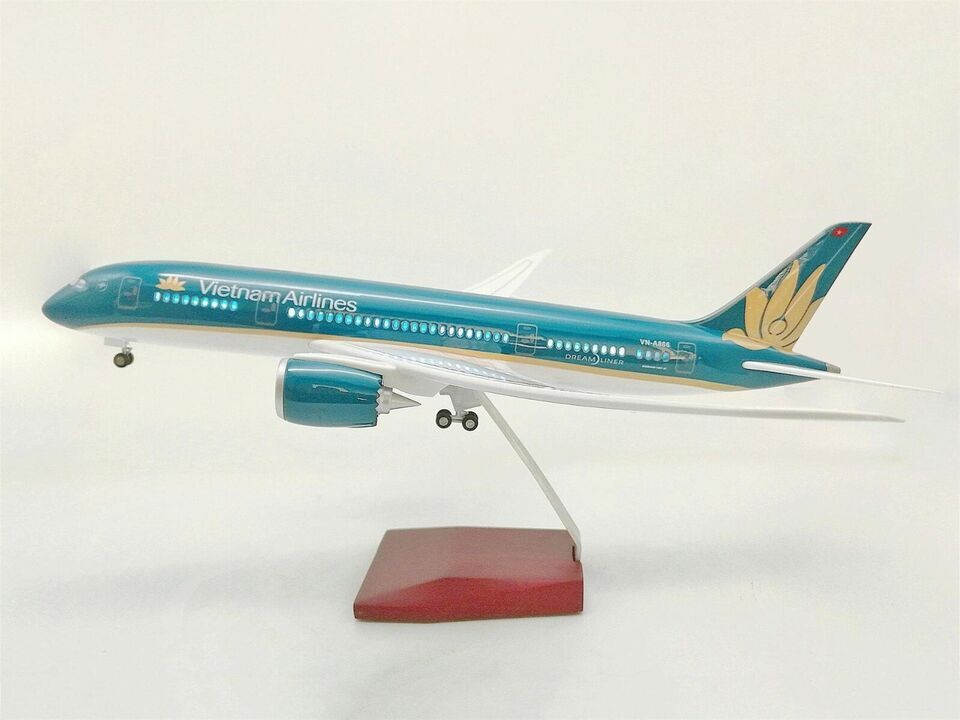 44CM Vietnam Airlines BOEING 787 Aircraft Led Sound-controlled Light Resin Model