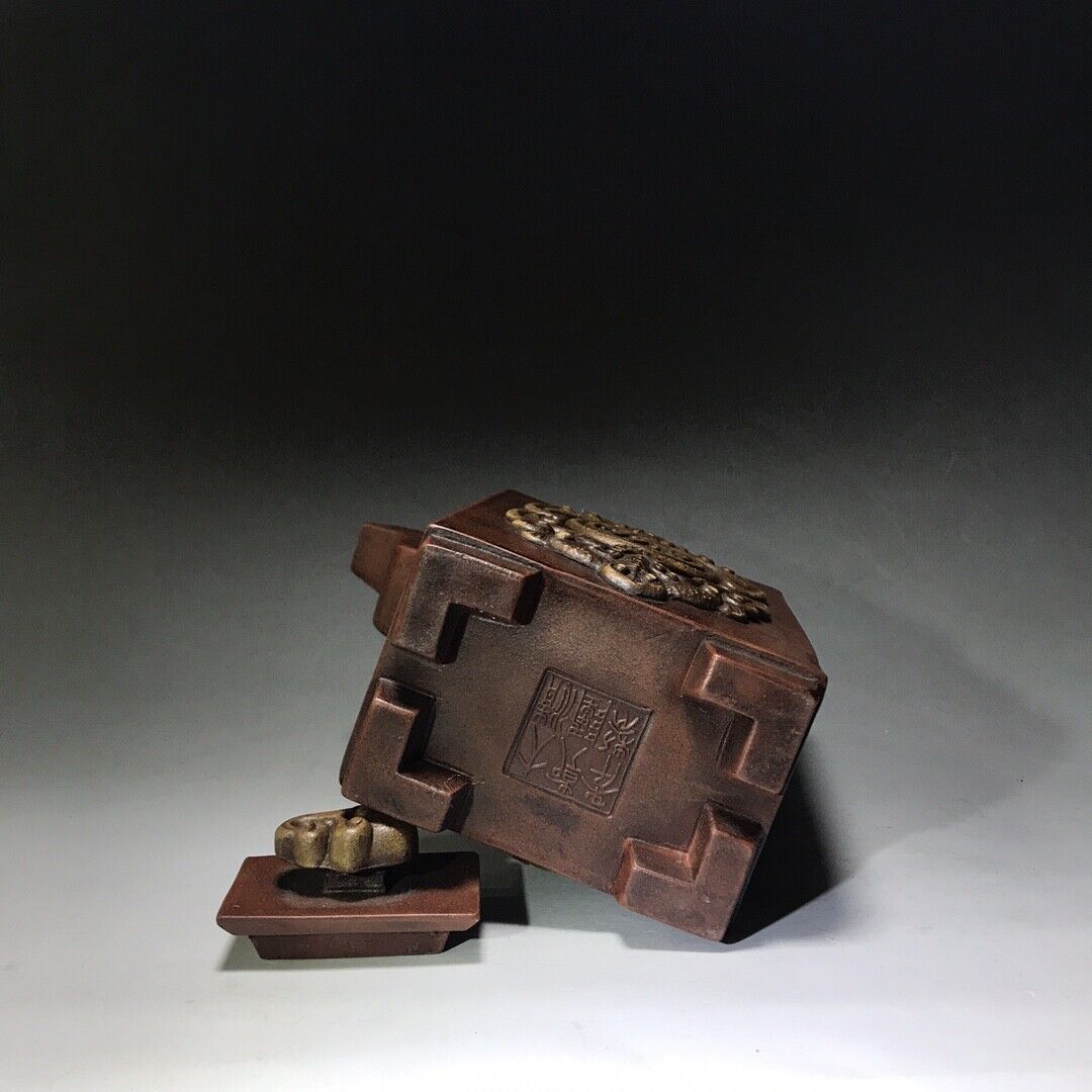 Chinese Yixing Zisha Clay Handmade Exquisite Teapot (福在眼前 底款:大清乾隆年制)