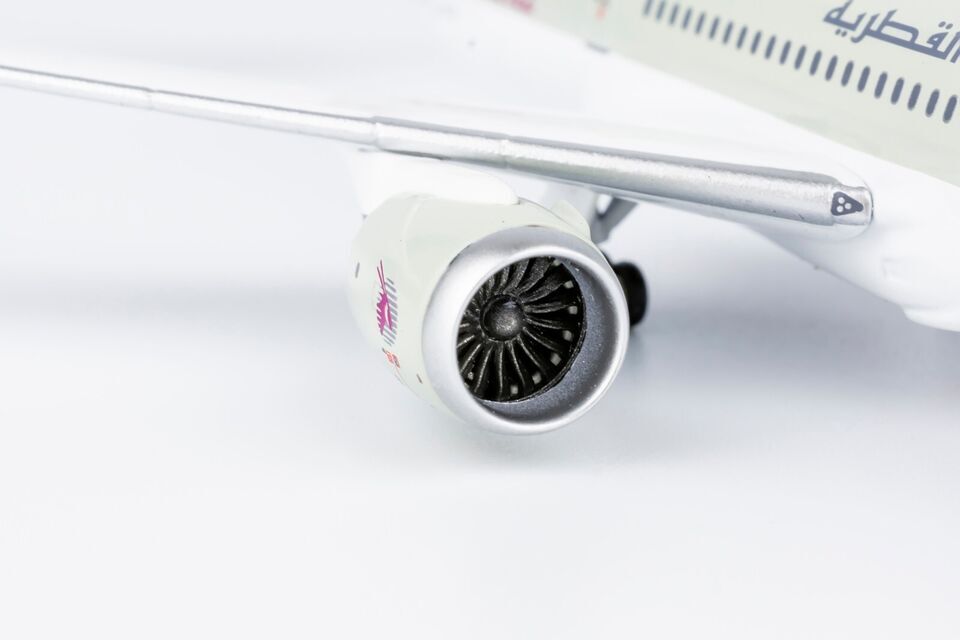 1:400 NG Model QATAR BOEING 787-9 Passenger Airplane Diecast Aircraft Model