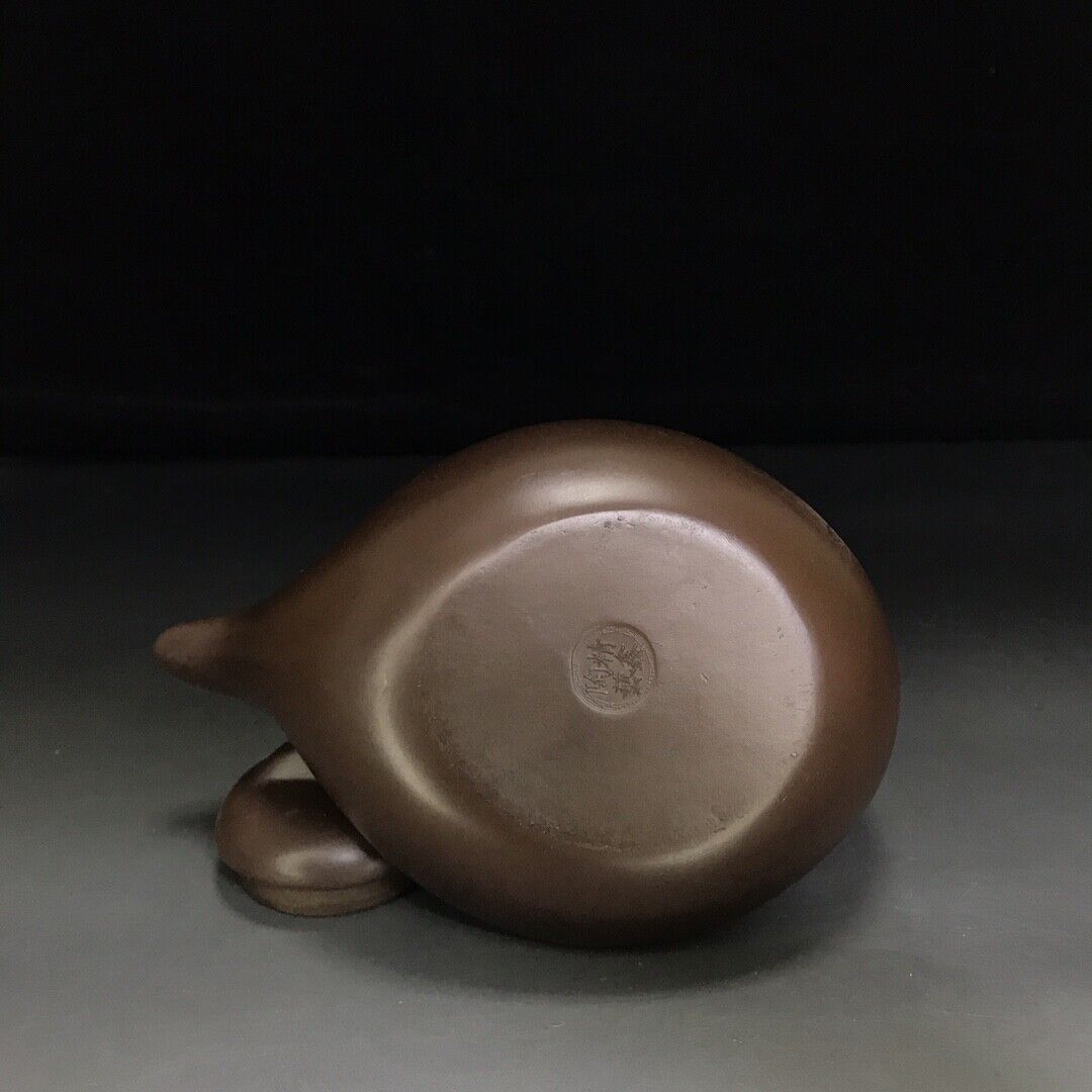 Chinese Yixing Zisha Clay Handmade Exquisite Teapot (曲壶 底款:如图)
