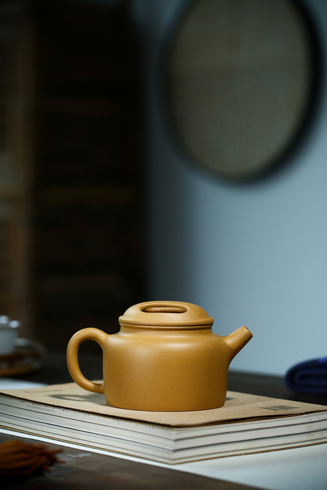 5.8" Collect Chinese Yixing Zisha Pottery Gold Section Clay 300ML Mesh Teapot 牛盖