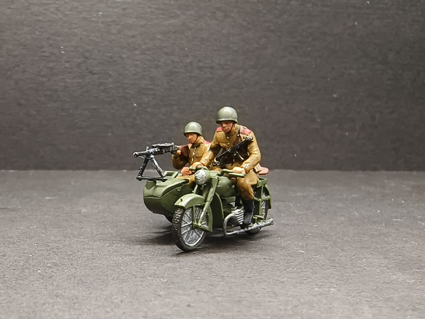 1/72 Soviet M-72 Sidecar Motorcycle+Soldier Model