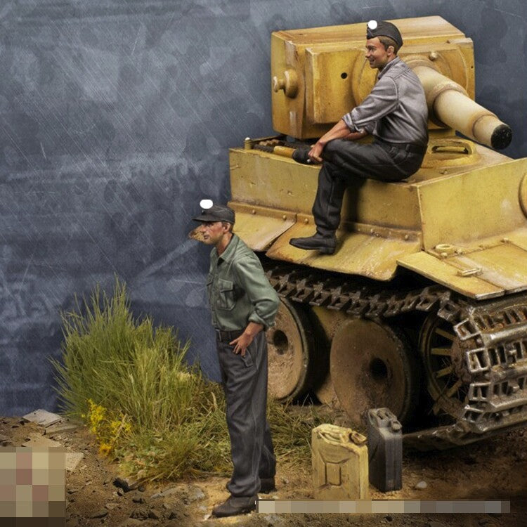 1:35 resin figures model kit Soldiers 2 man (contain tank) Unassembled