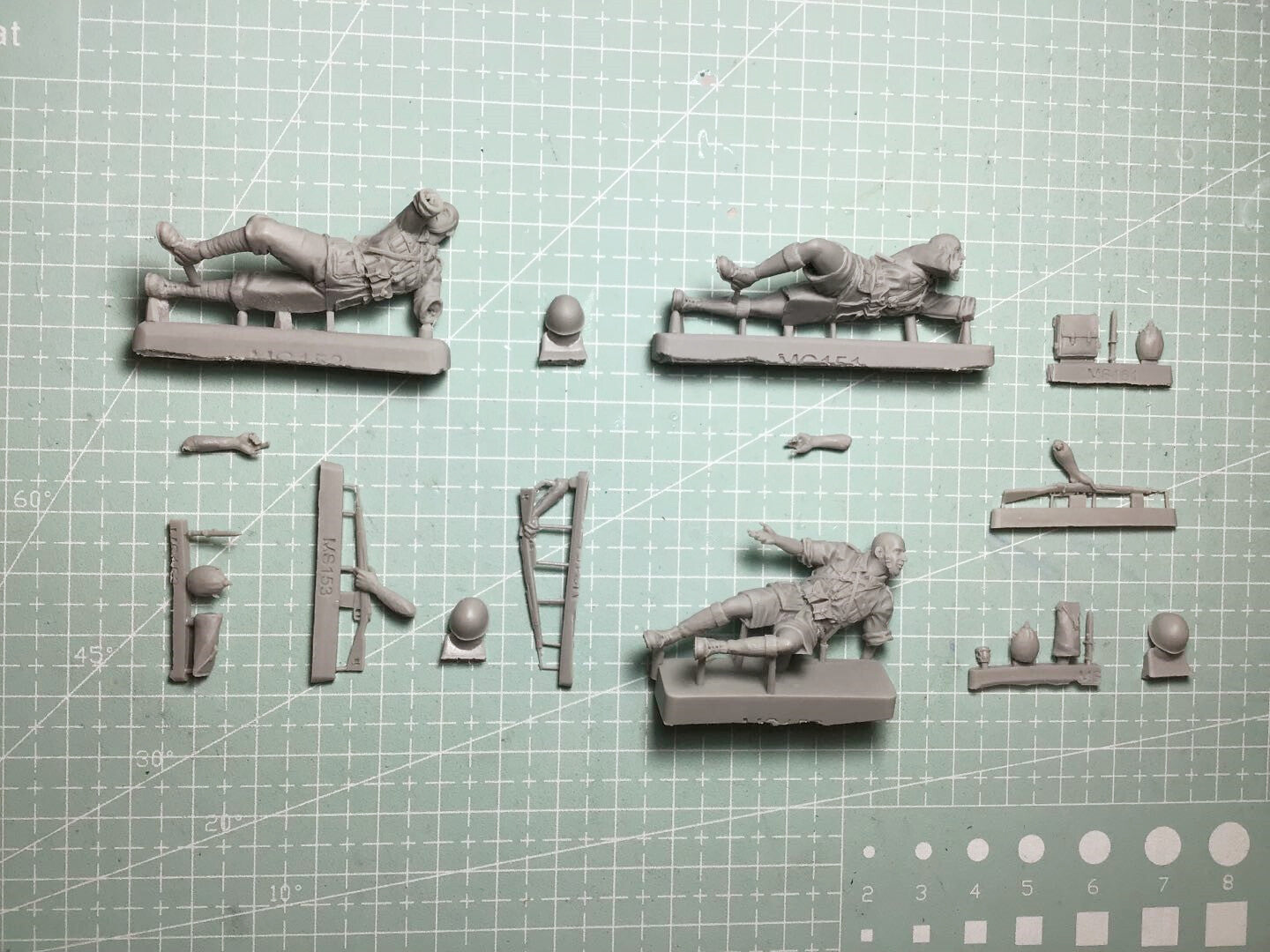 1:35 resin figure model 3 soldiers Unassembled Unpainted