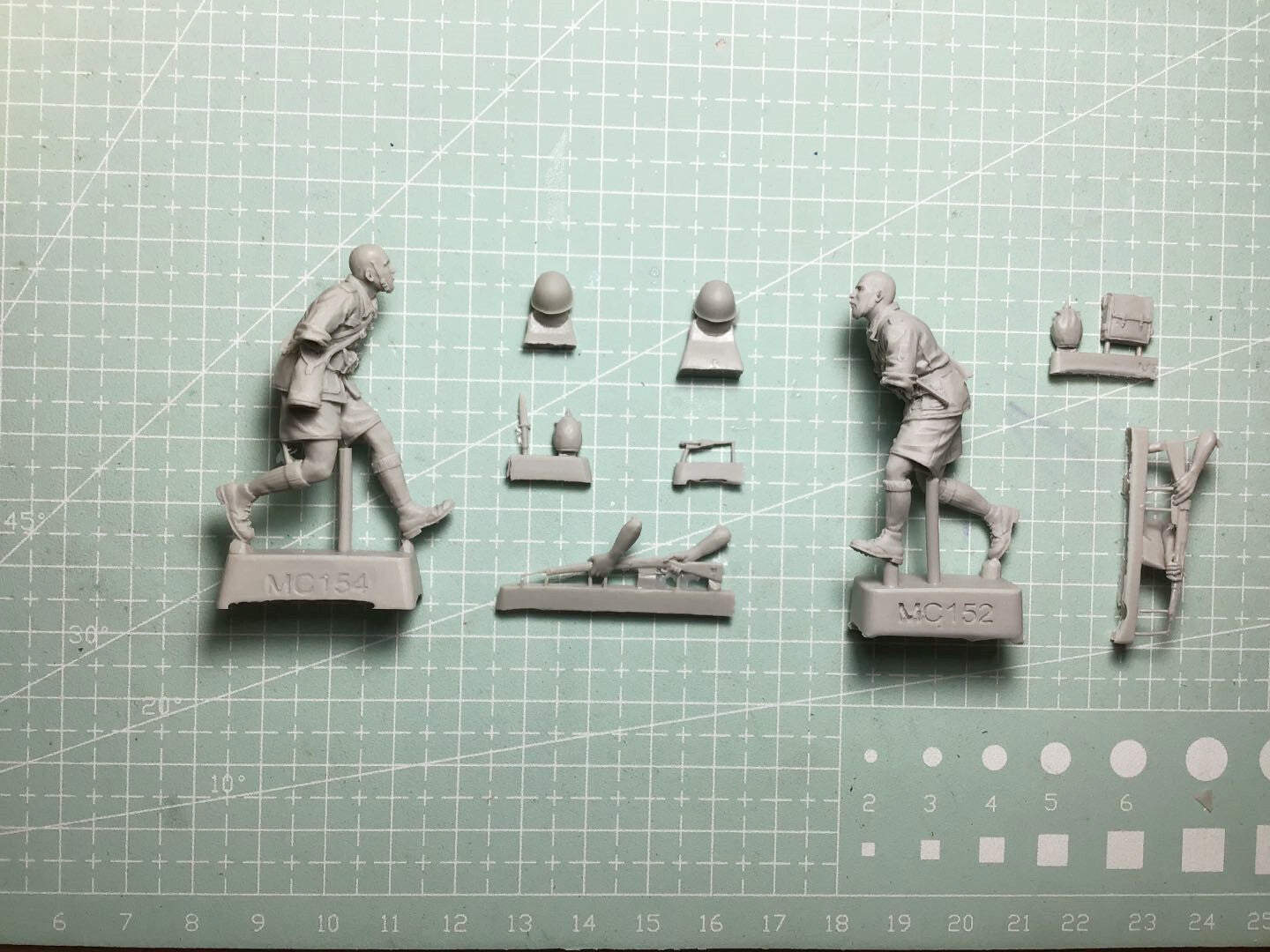 1:35 resin figure model 4 soldiers Unassembled Unpainted