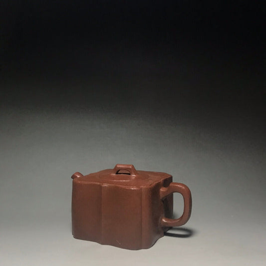 Chinese Yixing Zisha Clay Handmade Exquisite Teapot (菱方 底款:顾景舟)