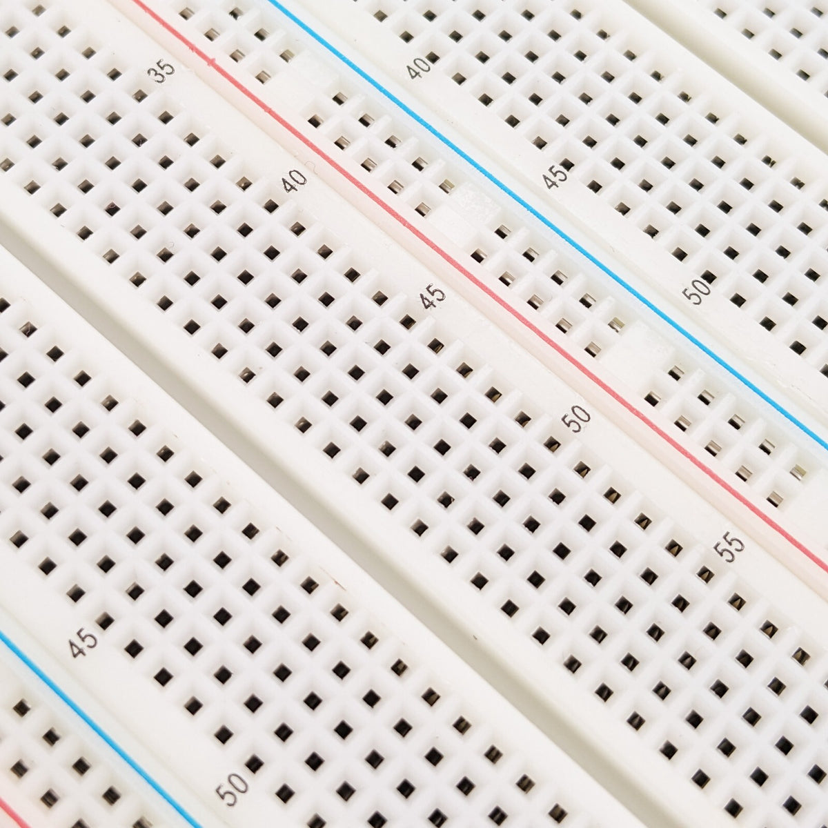 Solderless Breadboard with Metal Backplate, 3220 Tie Points, 4 Binding Posts