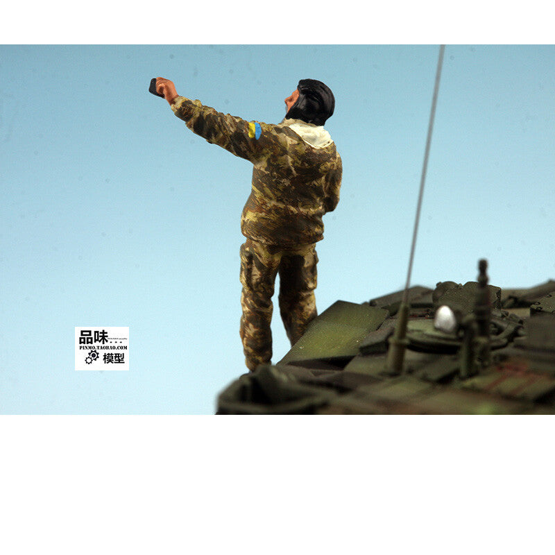 1/72 Ukrainian Tank Selfie Pose 1pcs Soldier Painted Colored Finished Model