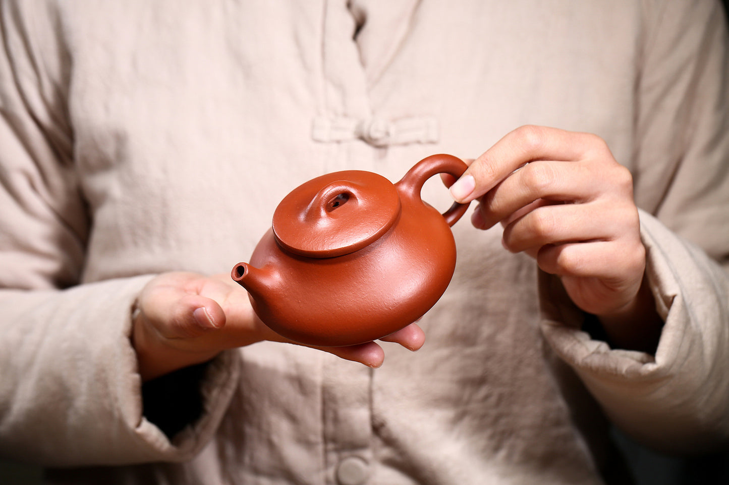 China Yixing Zisha Pottery Clovershrub Clay Handmade 200cc Tripodia Teapot