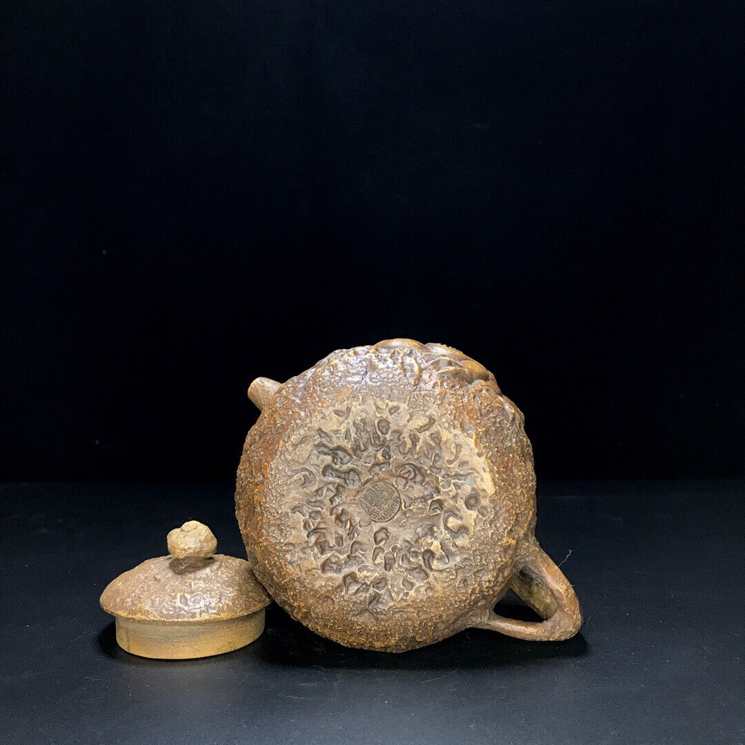 Chinese Yixing Zisha Clay Handmade Exquisite Teapot (金蟾壶 底款:蒋蓉 )