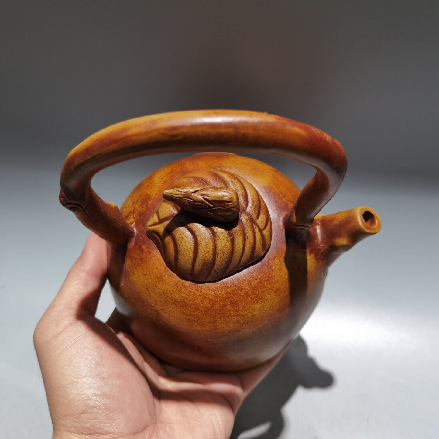 Chinese Yixing Zisha Clay Handmade Exquisite Teapot(供春提梁 底款:供春)