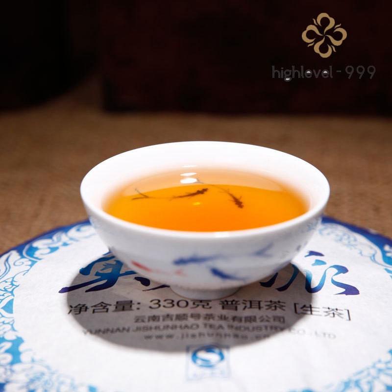 330g Raw Pu'er Tea Cake Yunnan Ancient Tree Compressed Aged Mountain Leaf Tea