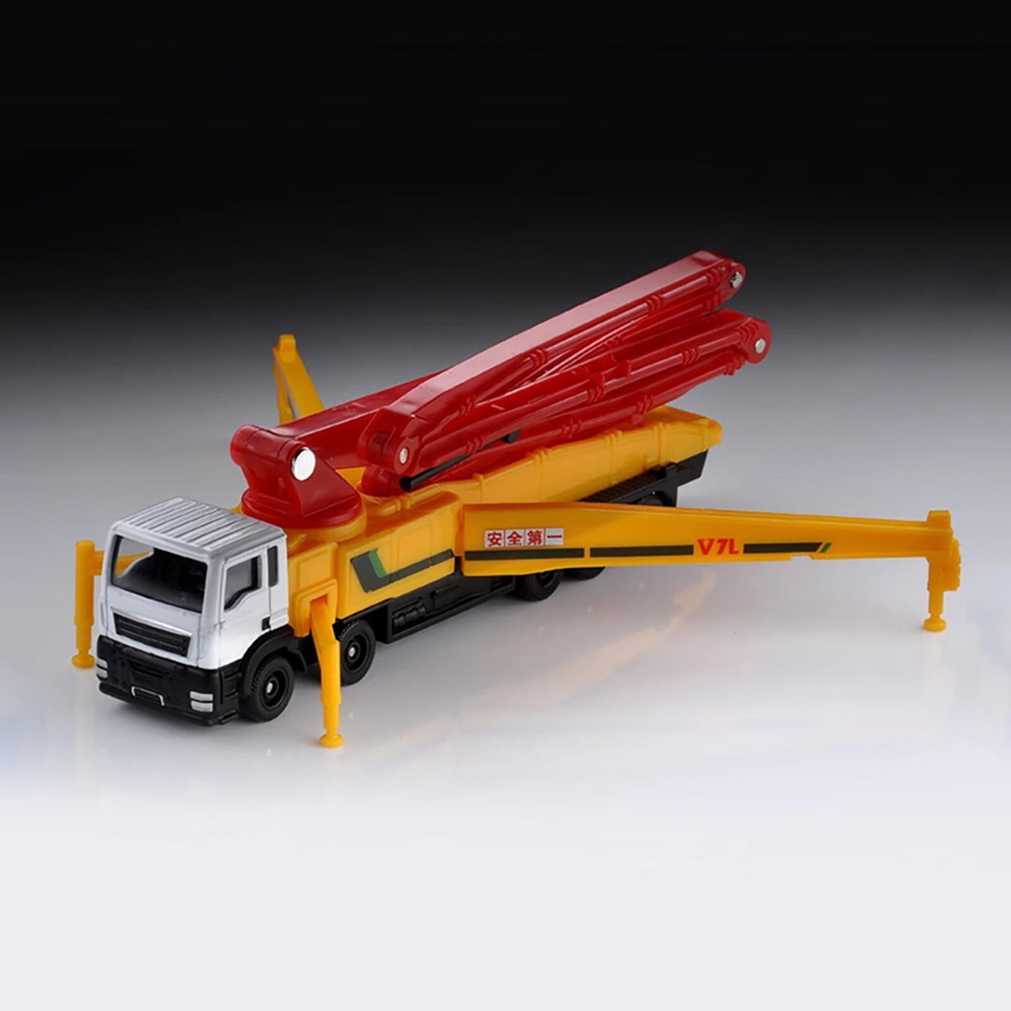 1/100 Scale Concrete Pump Truck Diecast Model Engineering Vehicle Car Toy Decor