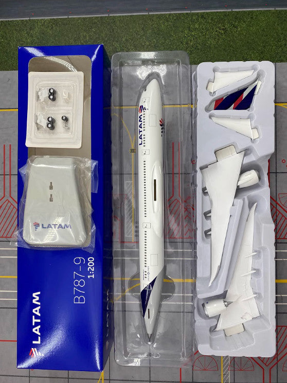 32CM 1:200 Hogan Latam Boeing 787-9 Passenger Aircraft ABS Plastic Plane Model