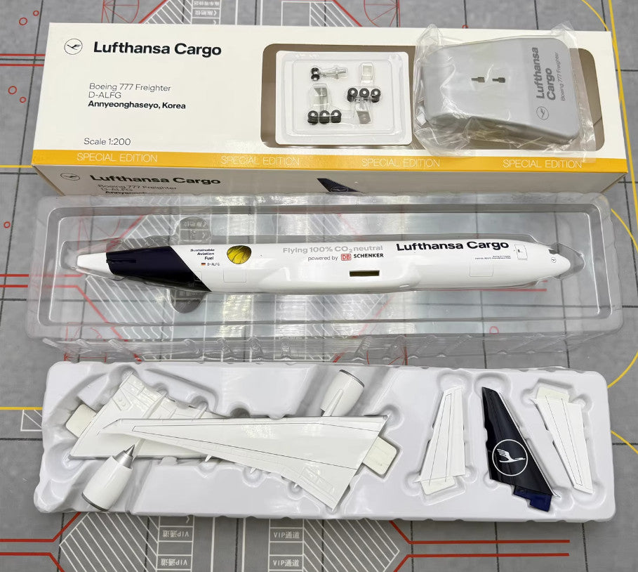 1:200 32CM Hogan Lufthansa BOEING 777F Plane Airplane ABS Plastic Aircraft Model