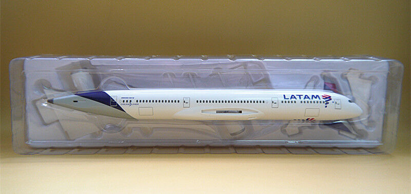 31CM 1:200 HOGAN LATAM BOEING 787-9 Passenger Airplane Solid ABS Plastic Model