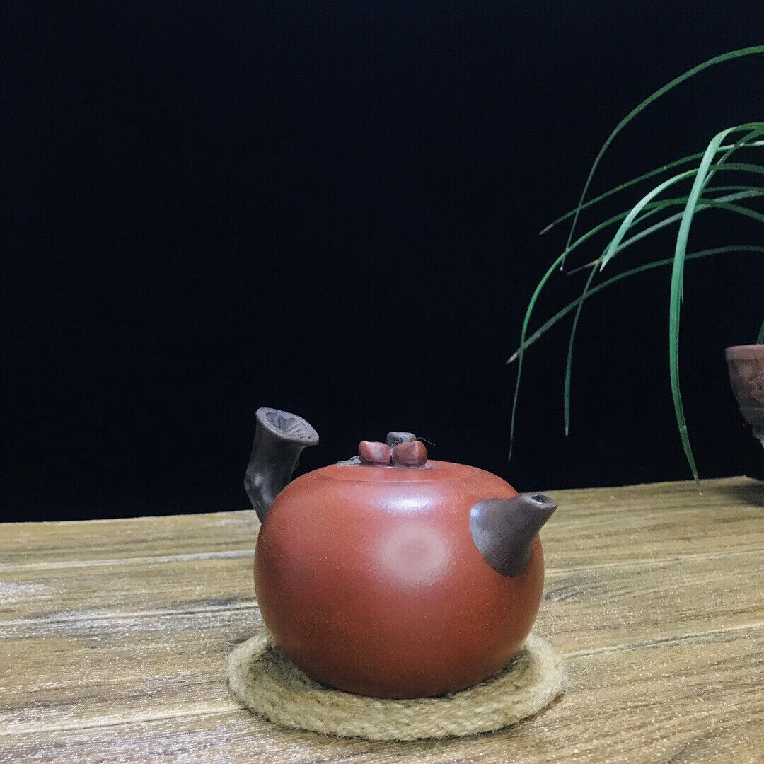 Chinese Yixing Zisha Clay Handmade Exquisite Teapot (圣桃 底款:顾景舟)