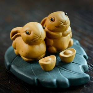 Lovely Rabbit On Leaf Statue Yixing Zisha Purple Clay Tea Pet Table Decoration